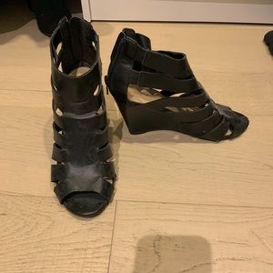 Size 7 zipper back shoe